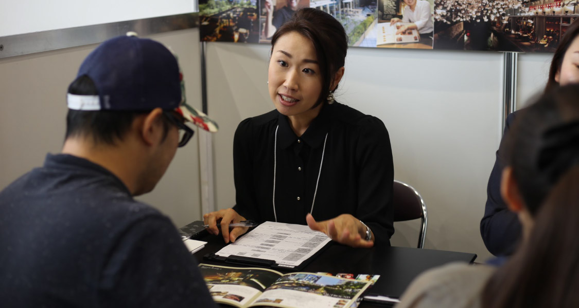 企業説明を聞く男性