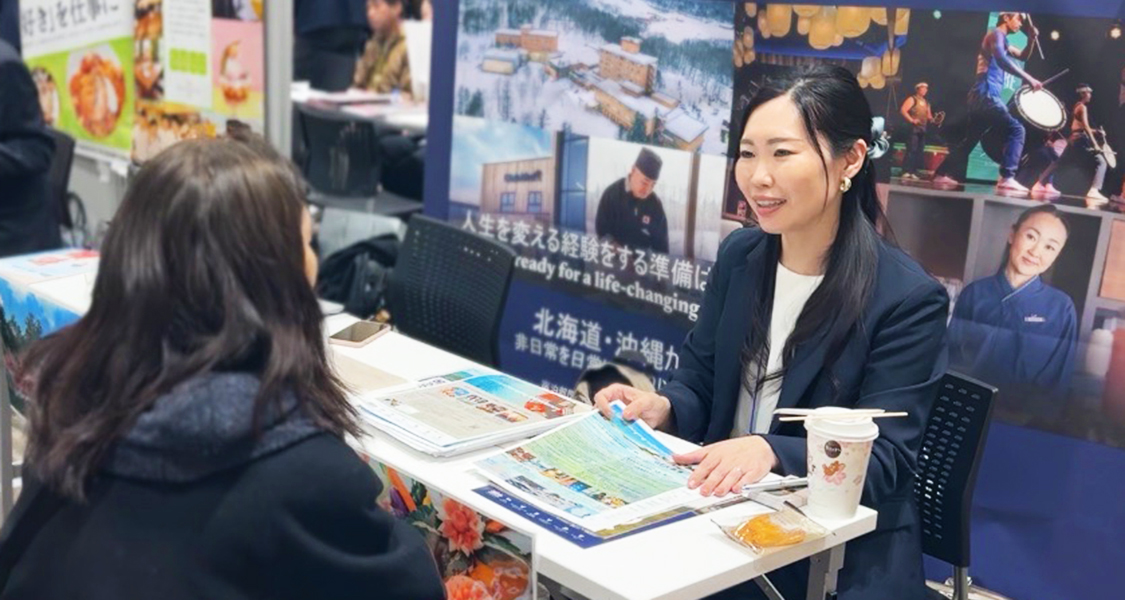 企業説明を聞く男性
