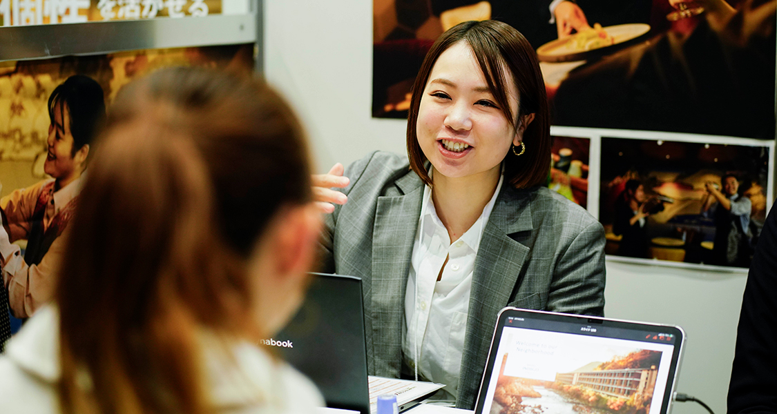 企業説明を聞く男性