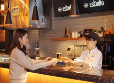 神戸ホテルジュラク／「café estudio」 求人 ▲連日多くのお客様にご来館いただいています。私達のお料理で多くの方を笑顔にしていきましょう！