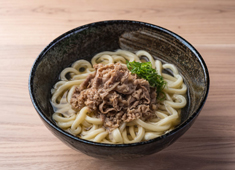 手打ちうどん がんちゃん (イワサキフーズ株式会社) 求人 出汁は高知県産の宗田節、さば節、うるめ節、いわし節とこだわりの昆布を使用。スッキリとした後味の出汁です。