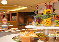 ホテル ユニバーサル ポート【オリックスグループ】 求人 メニューを2カ月毎にリニューアル。店内はライブキッチンでお客さまの目の前で調理。できたてを提供しています。