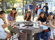 源氣屋～GENKIYA～/四季彩からあげ/株式会社スマイルカンパニー 求人 スタッフ達とBBQ！仕事もプライベートも充実！