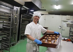 株式会社カスカード 求人 様々な種類のパンづくりに携わり未経験からパン職人を目指す事ができます！前職は、営業や販売員の先輩たちも活躍中です！