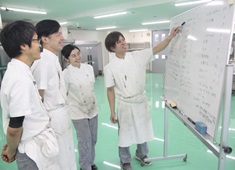 株式会社カスカード 求人 社内勉強会を開催しており、社歴を問わず参加いただいています。今後は、海外研修の機会を設ける予定。