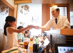 鮨処 音羽　京都祇園店(株式会社音羽) 求人 「食べもの」への感謝、そして「身近な人」への感謝の想いを持つことが大切です。