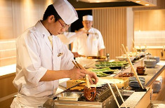 株式会社ラスイート（神戸みなと温泉 蓮/ル・パン神戸北野 伊丹空港店/ラウンジ＆バー グラン・ブルー 伊丹空港店） 求人 お客様の顔や反応が見える中で調理する機会も多くありますので、やりがいに直結します！