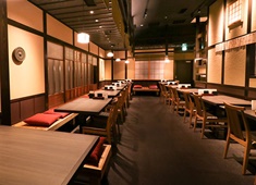 鉄板焼 鶏料理 かしわ　阪急西宮ガーデンズ店 求人 落ち着いた和の雰囲気漂う空間。貴方の作る料理とおもてなしで、最高の満足を追求していきましょう。