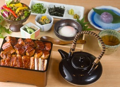 鉄板焼 鶏料理 かしわ　阪急西宮ガーデンズ店 求人 料理長として、アナタの培ってこられた経験を活かせるチャンス。当店のメニューを開発する裁量が与えられます！