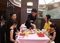 「西櫻亭」京都伊勢丹店/日欧フーズ株式会社 求人 お子様からお年寄りまで、奥深い洋食の世界を気軽にお楽しみいただいています。穏やかに接客に集中できます。
