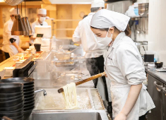 手打ちうどん がんちゃん (イワサキフーズ株式会社) 求人 味は美味しくて当たり前！その先のプラスαをスタッフの接客、人柄の良さなどで生み出していきましょう。
