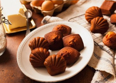エシレ・パティスリー オ ブール（片岡物産株式会社） 求人 しっかり焼きあげたエシレの焼菓子からはエシレ バターの美味しさと小麦粉の旨味が溢れています。