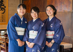 「土佐料理 司」「酒と肴 SUIGEI」／株式会社 土佐料理 司 求人 土佐料理 司では着物を着て接客していただくので、着付けを学べるなど他では出来ない体験ができるのも魅力です！