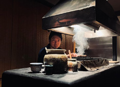 焼鳥 市松 求人 写真は焼き練習中のスタッフ！新規出店を続け店を任せていきます。店長になれば現在の収入の3倍も可能ですよ！