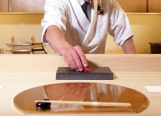 寿司 赤酢 求人 握りは江戸前伝統の「本手返し」。提供スタイルも「カウンターで1貫ずつ」。