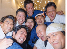 焼鳥 市松 求人 焼鳥経験ゼロ、新卒からスタート。全然問題ありません！鶏の捌き方や炭火の使い方、焼き方、少しずつ学べます。