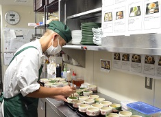 シニア向け高級分譲マンション「中楽坊」株式会社ライフ･ワン･サポート 求人 1日に朝食・昼食・夕食を合わせて100食くらいの提供になります。特別メニューを考えるのも重要な仕事です。