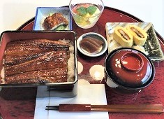 シニア向け高級分譲マンション「中楽坊」株式会社ライフ･ワン･サポート 求人 土用の丑の「うな重」、秋の松茸メニューなど季節を活かした特別メニューも登場します。