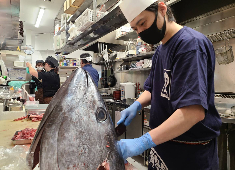 株式会社おーうえすと 求人 丸ごとマグロが入ってくることも！どんなメニューでお客様へ提案するか考えるのも楽しみの一つ！