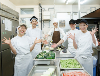 株式会社エスクリ 求人 チームワークで作り上げる仕事です。調理の技術を学びながら成長していきましょう！