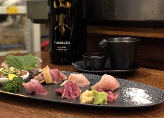 まる八　とり友 求人 焼き鳥はもちろんのこと、他にもお酒に合った料理を提供いたします◎
アナタのアイデアを聞かせてください！