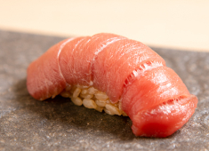 寿司 赤酢 バンコク(スクンビットエリア)店 求人 「脂たっぷり」の、稀少部位も扱えます。