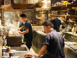 YOKOHAMA KUSHIKOBO GROUP（横浜串工房、横浜商店、今村商店、マルギン、こなひきじじい、他） 求人 割烹店や懐石料理などでの経験者も活躍しています。食材の仕入れから調理まで、料理経験をしっかりと活かせる環境です！