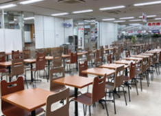 株式会社　ラティーゴ/萬栄グループ 求人 230席という広さ抜群の空間が評判の萬栄本館8階食堂や座席数500席を誇るジェット東館の食堂