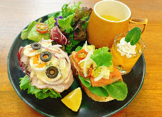 株式会社　ラティーゴ/萬栄グループ 求人 うどんやカレーの他にもティータイムにぴったりな軽食やデザートにも力を入れております。