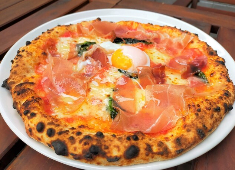 「PIZZERIA LEON (レオン)」「CHELSEA（チェルシー）」 求人 身に着けた技術を実践！キッチンからお客様の顔が見える作りで、喜んでいただく姿も見えるのでやりがい十分！！