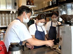 Well-Cul.Pizzeria & Cafe／株式会社今井書店 カフェ事業 求人 ホールの事前研修では、コーヒーのおいしい入れ方などを一からしっかりレクチャーし、実技練習をしていただきます。