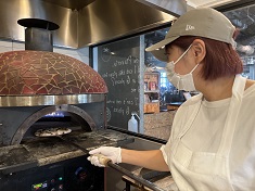 Well-Cul.Pizzeria & Cafe／株式会社今井書店 カフェ事業 求人 経験者はもちろん、調理師免許や調理経験がなくとも挑戦可！未経験からでもピザ窯で本格ピザが作れるようになります。