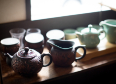 中国菜 火ノ鳥 求人 中国へ訪れた際に収集した茶器や器の数々。自分の夢が膨らんだり、イマジネーションの源