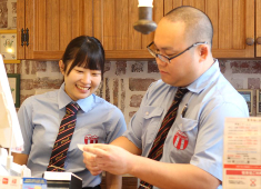 株式会社ラケル 求人 1店舗あたり正社員1～2名、契約社員とアルバイトを併せて20～30名程度で運営しています。