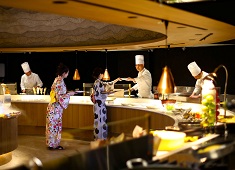 大江戸温泉物語ホテルズ&リゾーツ株式会社 求人 お客様の目の前で調理する、ライブ感と手作り感をたっぷり味わえるエンターテイメント性抜群のライブキッチン！