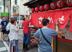 渡辺食品株式会社 求人 毎日オープン前にはお客様が並びます。海外からのお客様も多いです！