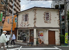 菓子工房らふれーず(株式会社アイエスコーポレーション) 求人 「豊津店」は阪急豊津駅出てスグ！近隣の方から愛され続けているお店です。