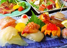 元祖343鮨 本店/個室学校居酒屋6年4組梅田分校/個室焼肉 松永牧場 北新地店/大元気株式会社 求人 ネタ2枚重ねのお寿司。1度に2度美しいお寿司が味わえます。一品料理も豊富にあります。