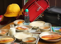 元祖343鮨 本店/個室学校居酒屋6年4組梅田分校/個室焼肉 松永牧場 北新地店/大元気株式会社 求人 懐かしい昭和の小学校を再現した店内でインスタ映えする学校の給食や教室に懐かしさを感じる！
