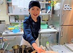 株式会社 ぎょうざの満洲 求人 女性でも使いやすい鍋を使用する…など、女性が活躍できる勤務環境！短時間勤務の導入など「働き方改革」を推進中！