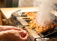 焼鳥 市松/やきとり 松里 求人 焼鳥経験ゼロ、新卒からスタート。全然問題ありません！鶏の捌き方や炭火の使い方、焼き方、少しずつ学べます。