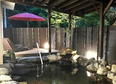 【山中温泉 河鹿荘】株式会社ジャパンリゾートホテルオペレーションズ【ソラーレ ホテルズ アンド リゾーツ グループ】 求人 大浴場は檜の内湯の他、渓谷「鶴仙渓」を望む露天風呂もあります。「湯上りラウンジ」は禅をテーマに設計されています。