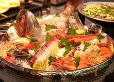 【山中温泉 河鹿荘】株式会社ジャパンリゾートホテルオペレーションズ【ソラーレ ホテルズ アンド リゾーツ グループ】 求人 「お造り姿盛り」「甘海老の桶盛り」「のどくろの炙り寿司」など、北陸の魅力が詰まった80種以上のメニューを用意。