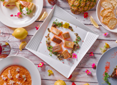 ワールドリカーインポーターズ株式会社 求人 酒類を自社輸入している当社では、ホール希望の方はもちろん、キッチン希望の方もお酒のプロを目指せます！