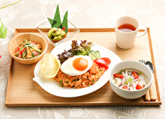 株式会社パンプキンズコーポレーション 求人 ★ナシゴレンセット★ ご当地メニューも取り入れています。