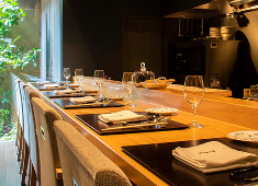 祇園やまぐち 求人 リニューアル時には10席のカウンターのみの席に生まれ変わります。
※リニューアル前の写真になります。