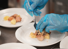 株式会社美味しい料理（ケア21グループ） 求人 音・香り等、美味しそうだなぁと感じていただける「シズル感」の演出を追求しています。