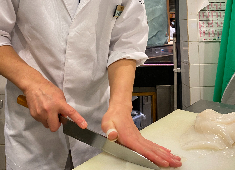 天然本まぐろ ありそ鮨し／株式会社 荒磯 求人 当店は養殖モノは一切使わないという社長の方針により提供する食材には一切妥協いたしません。