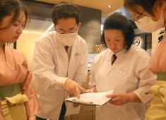 株式会社パッションギークス（mum グループ） 求人 職人集団でありながらキッチンとサービスの垣根なくコミュニケーションを取り合い、チームワークを大切にしています。