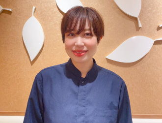 ロイヤル商事株式会社　※フード事業部・新店開業準備室 求人 Yさん（勤続6年／店長歴1年）
大きい企業なので、システムがしっかりとしているのは安心ですね！